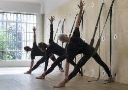 Yoga wall flessioni laterali
