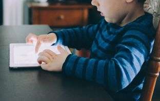 bambino al computer