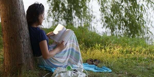 Inventa la tua storia 1 donna che legge