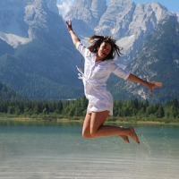 girl jumping for joy Dean Marston600 da Pixabay5