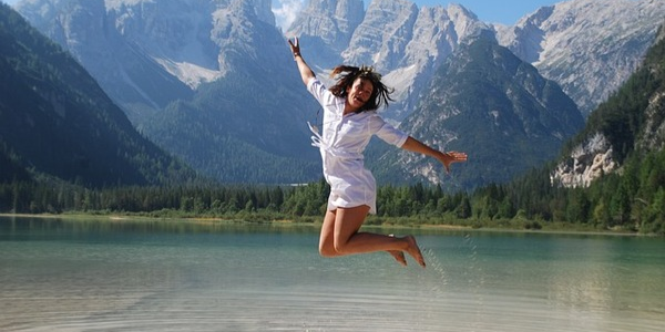 girl jumping for joy Dean Marston600 da