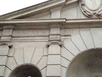 Milano misteriosa: simboli e cattedrali 8 Particolare fontana del tritone via Romagnosi