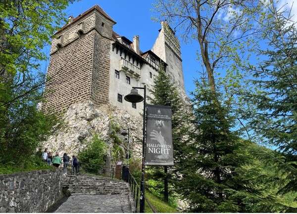 Entrata nel castello di Bran 600